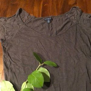 Capped lace sleeve American Eagle top. Size M